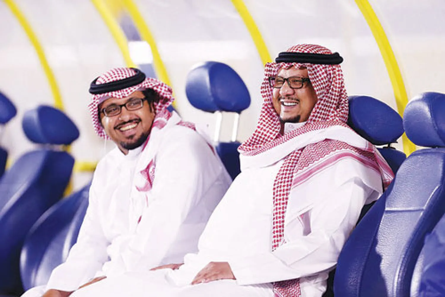 الأمير فيصل بن تركي يتابع مران النصر مؤخرا.. وبجانبه سالم العثمان مدير الكرة