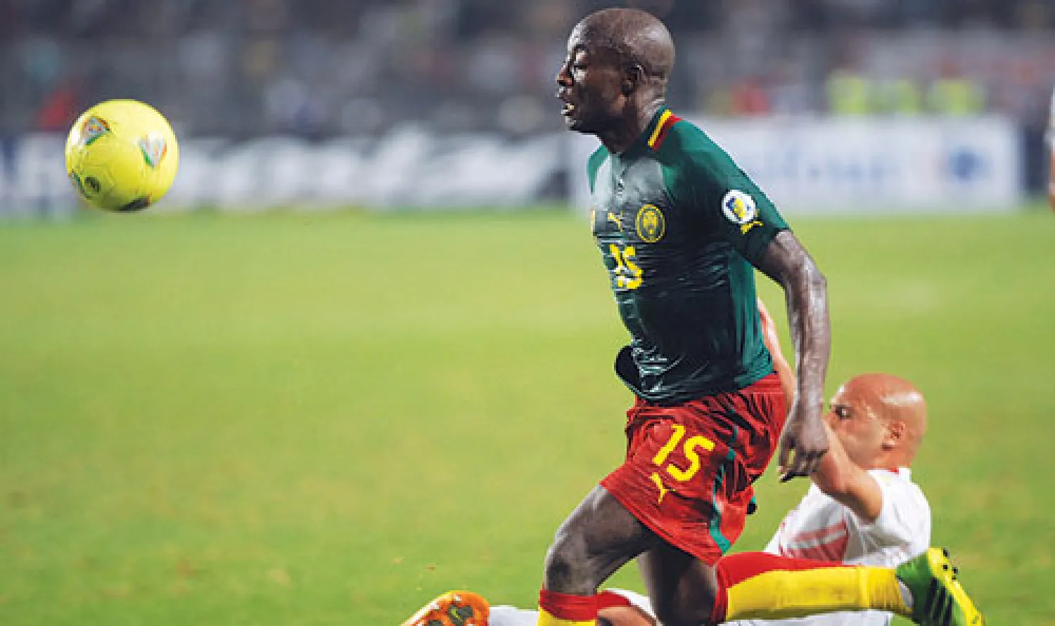 ويبو لاعب الكاميرون (رقم 15) تفوق على الدفاع التونسي (أ.ف.ب)