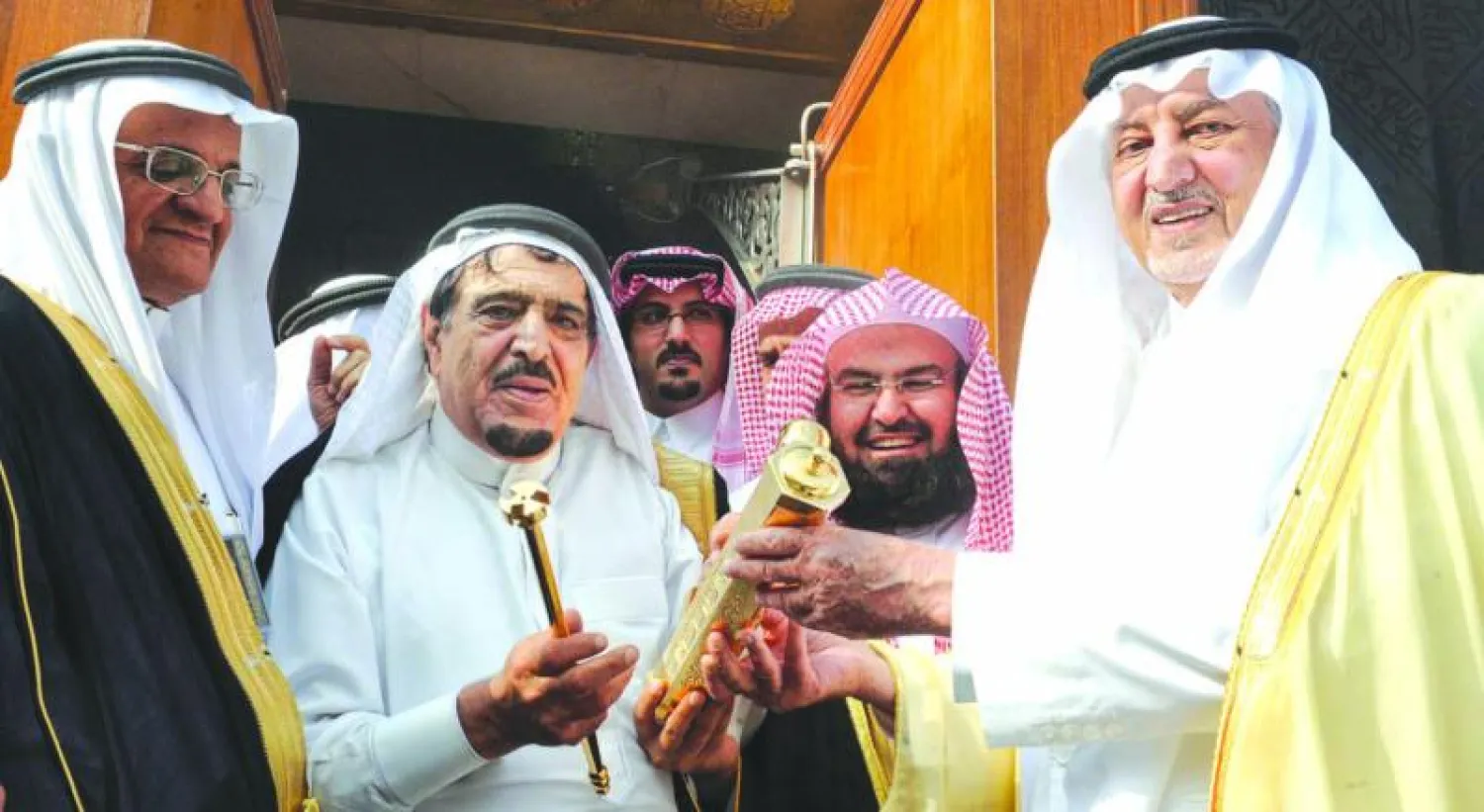 أمير منطقة مكة المكرمة يتشرف نيابة عن خادم الحرمين بغسل الكعبة المشرفة