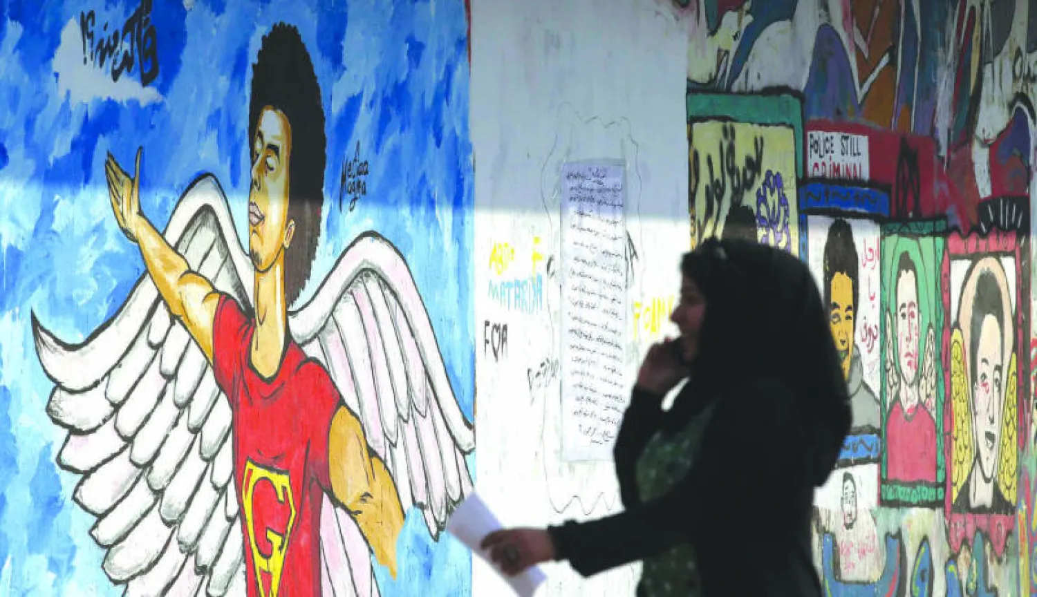 اغتال مسلحون مجهولون في مصر، مساء أول من أمس، ضابطا مسؤولا عن ملف جماعة الإخوان المسلمين في قطاع الأمن الوطني بوزارة الداخلية، في ثاني عملية نوعية تستهدف ضباط الشرطة منذ عزل الرئيس السابق محمد مرسي، المنتمي للجماعة.