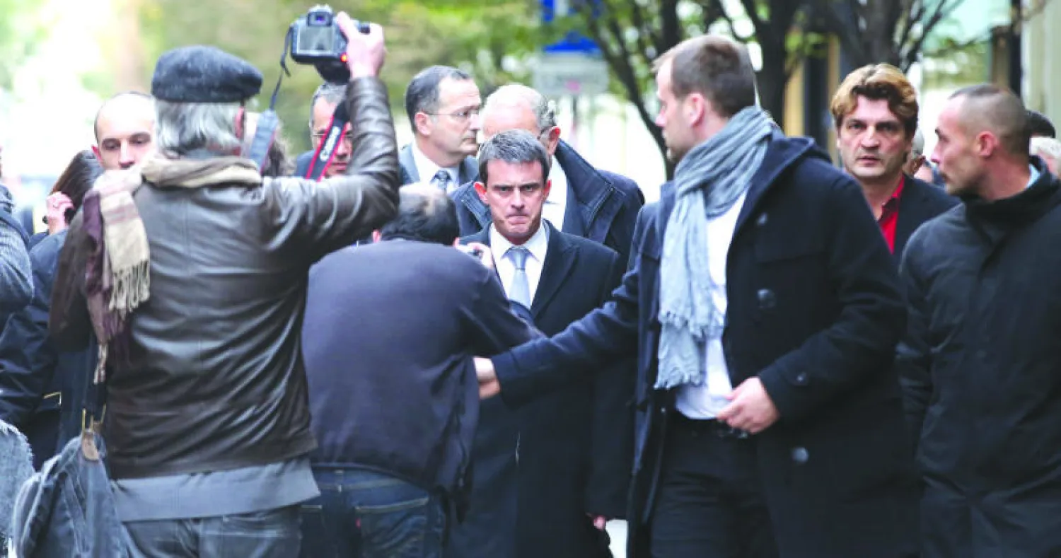 رجل مسلح يزرع الخوف في باريس.. وأجهزة الأمن على أعصابها