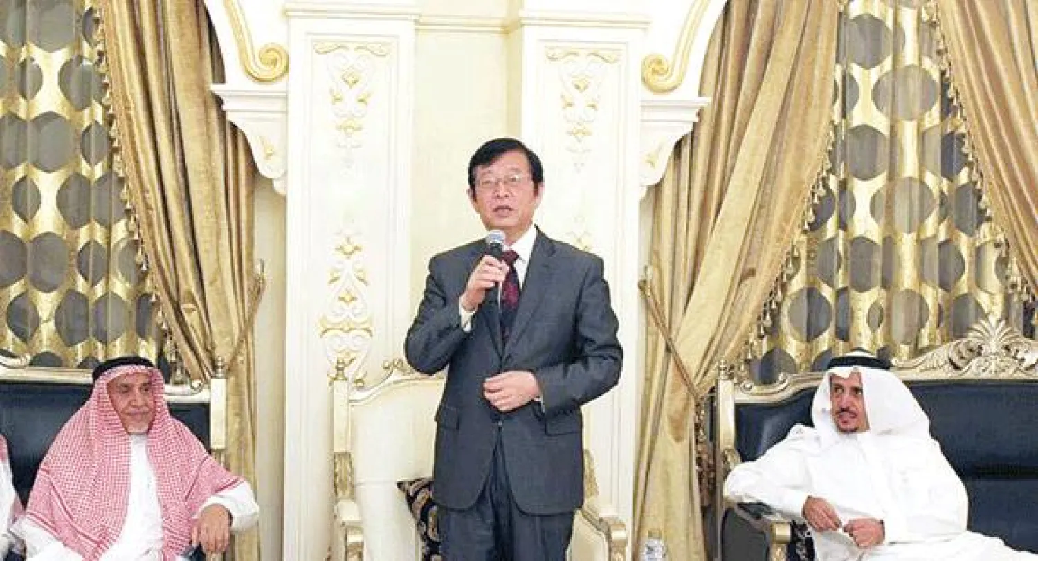لي تشنغ ون السفير الصيني لدى السعودية متحدثا خلال احتفالية عقدت بمنزل سعد بن عبد الله العجلان في الرياض («الشرق الأوسط») 