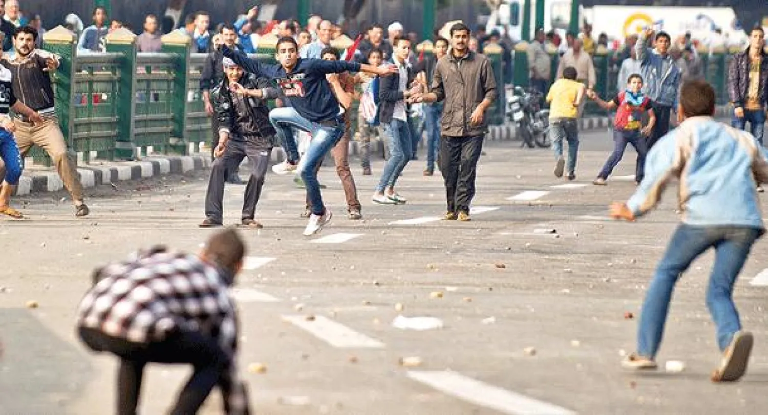 جانب من الاحتكاكات بين عناصر مؤيدة للجيش المصري ومعارضيه في ميدان التحرير وسط القاهرة أمس (أ..ف.ب)