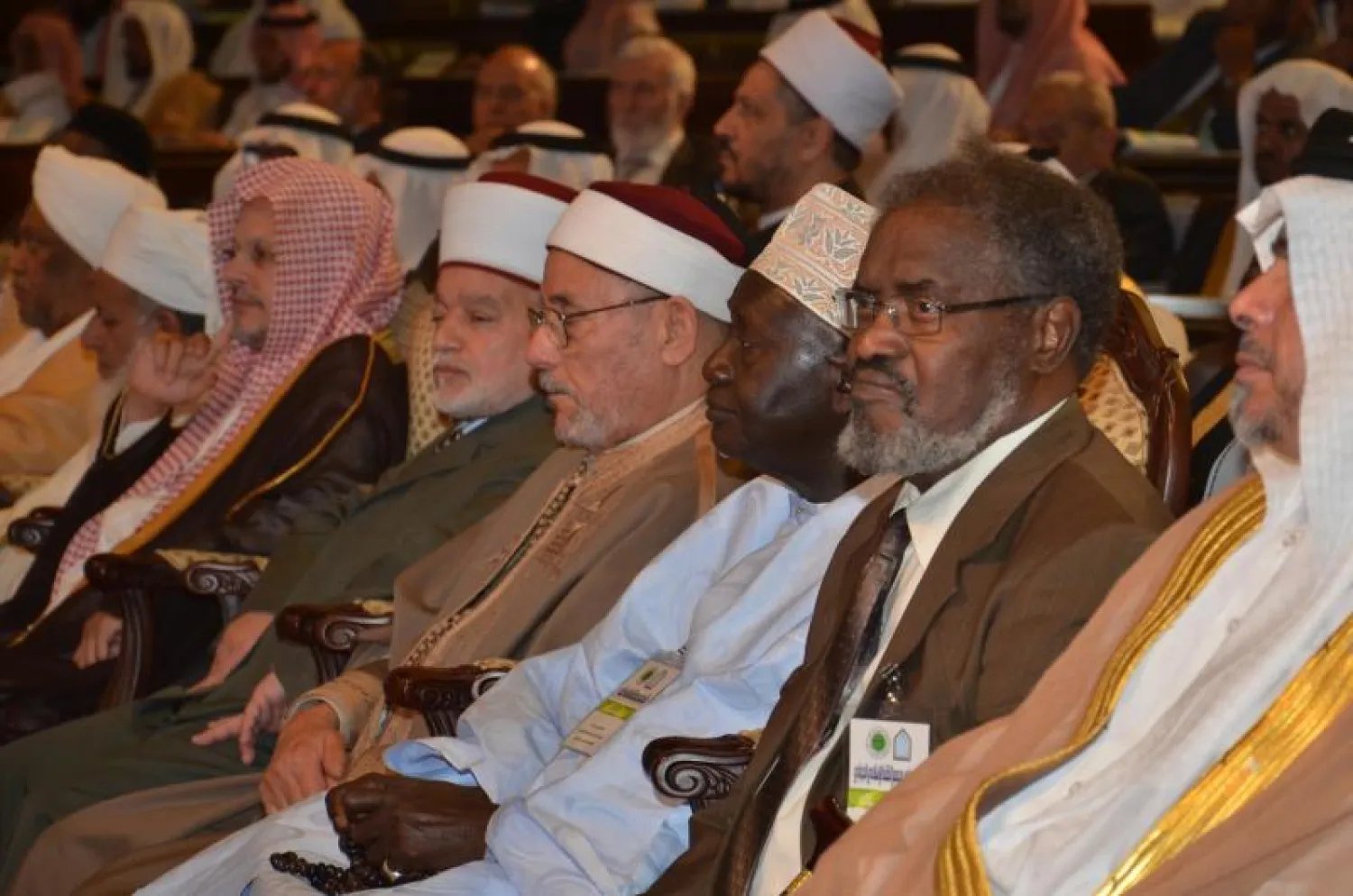 مجموعة من الحضور المدعوين في مؤتمر الفقة الإسلامي الذي انطلق أمس