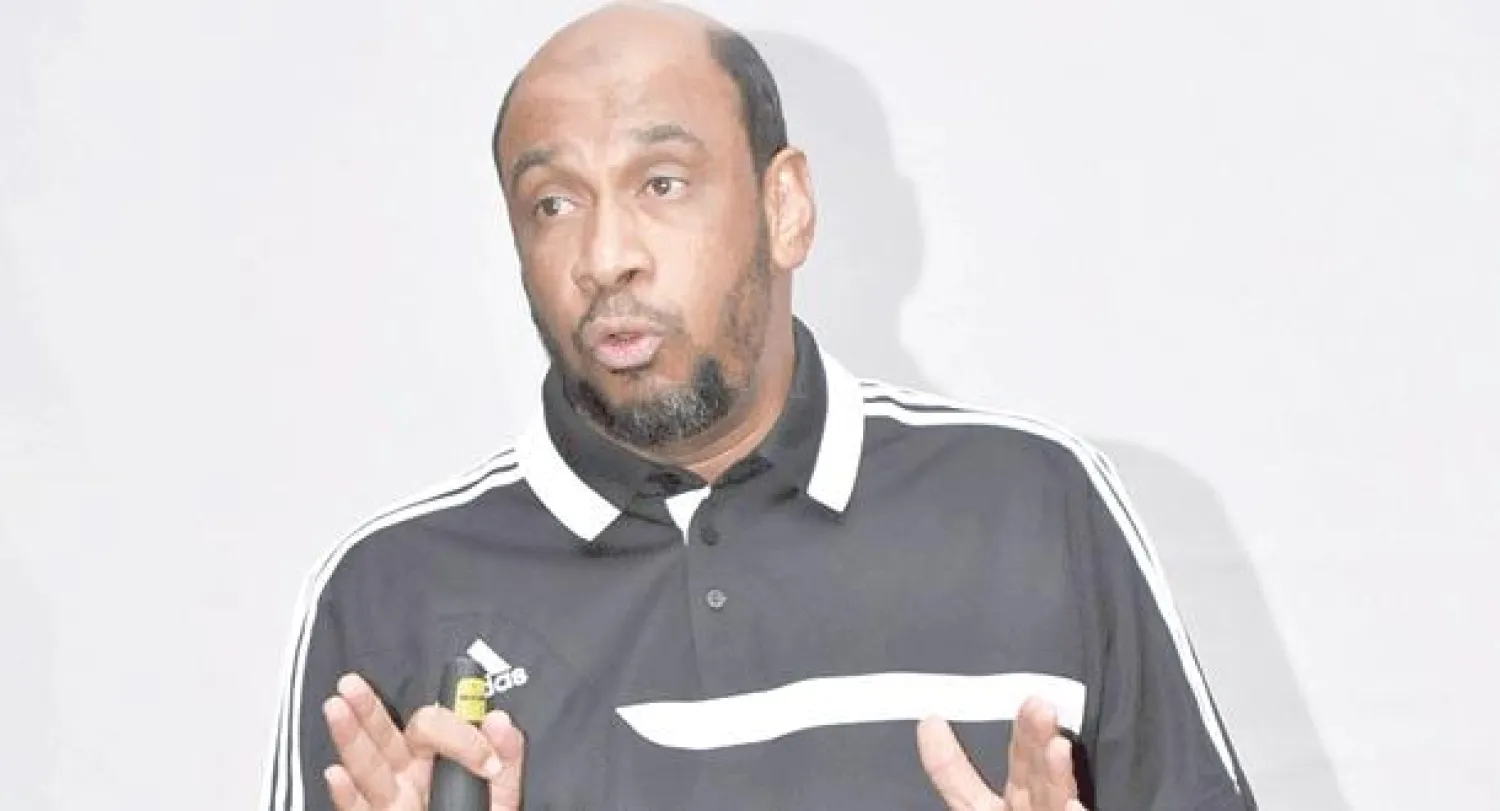 عمر المهنا خلال حديثه في اجتماع الحكام أمس 