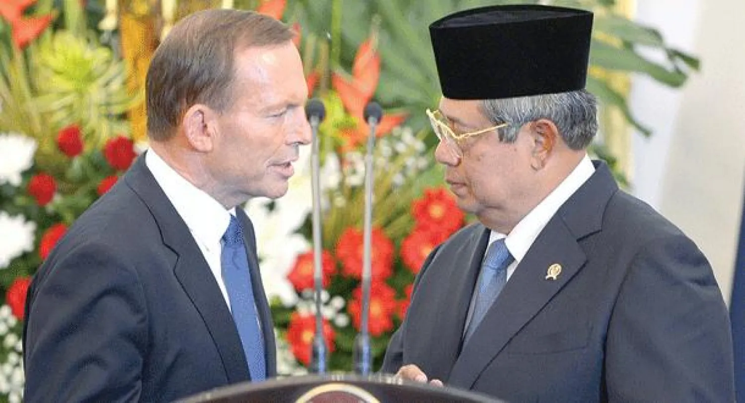 الرئيس الإندونيسي بامبانغ يودويونو ورئيس الوزراء الأسترالي توني أبوت خلال مؤتمر صحافي مشترك بجاكارتا في 30 سبتمبر الماضي ورفض أبوت أمس الاعتذار لإندونيسيا بعد نشر معلومات عن تورط بلاده في التجسس على هاتف يودويونو (أ.ف.ب)