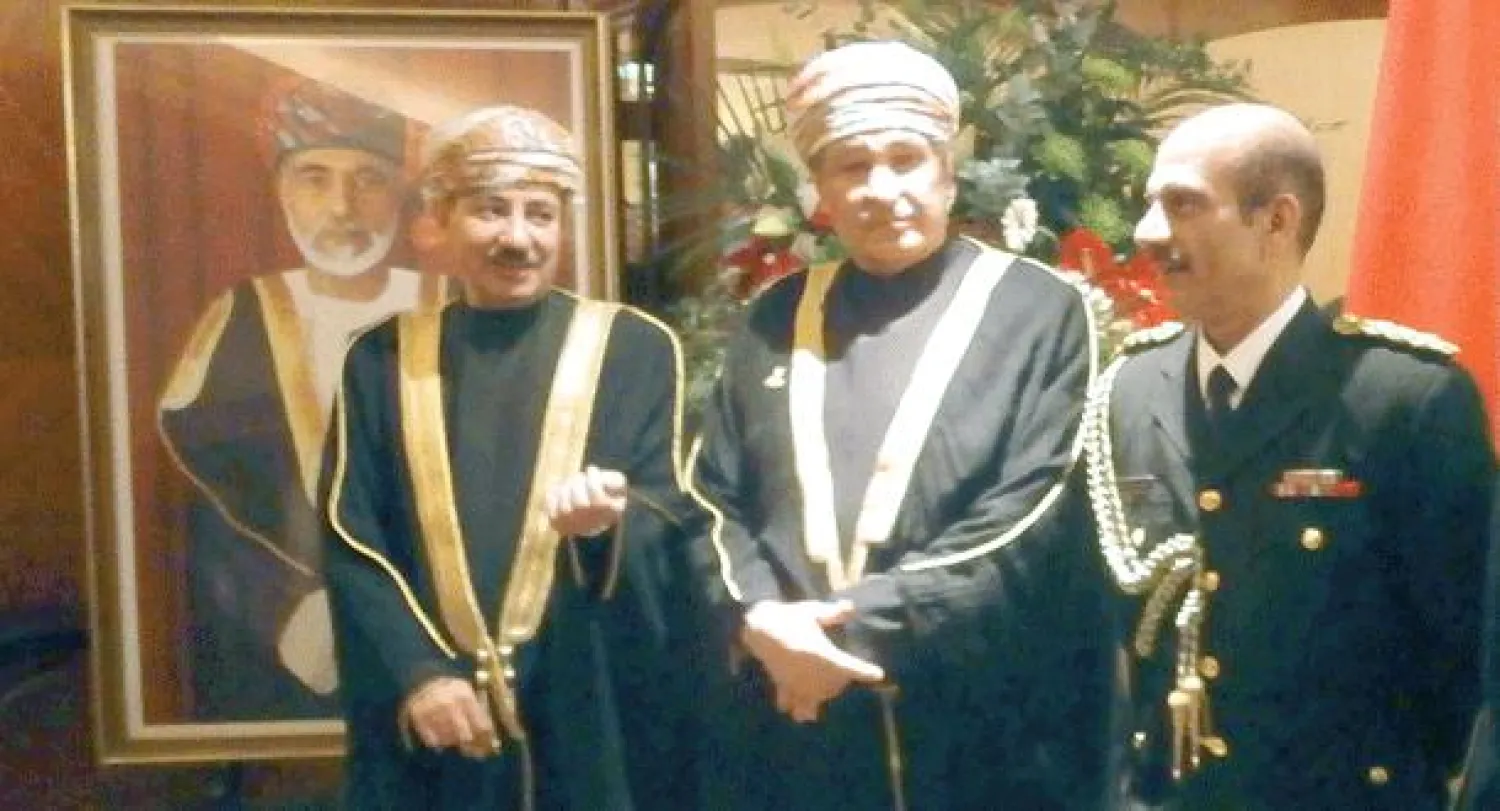 سفير سلطنة عمان لدى المملكة المتحدة الشيخ عبد العزيز الهنائي وبعض أعضاء البعثة الدبلوماسية في مقدمة مستقبلي ضيوف الحفل