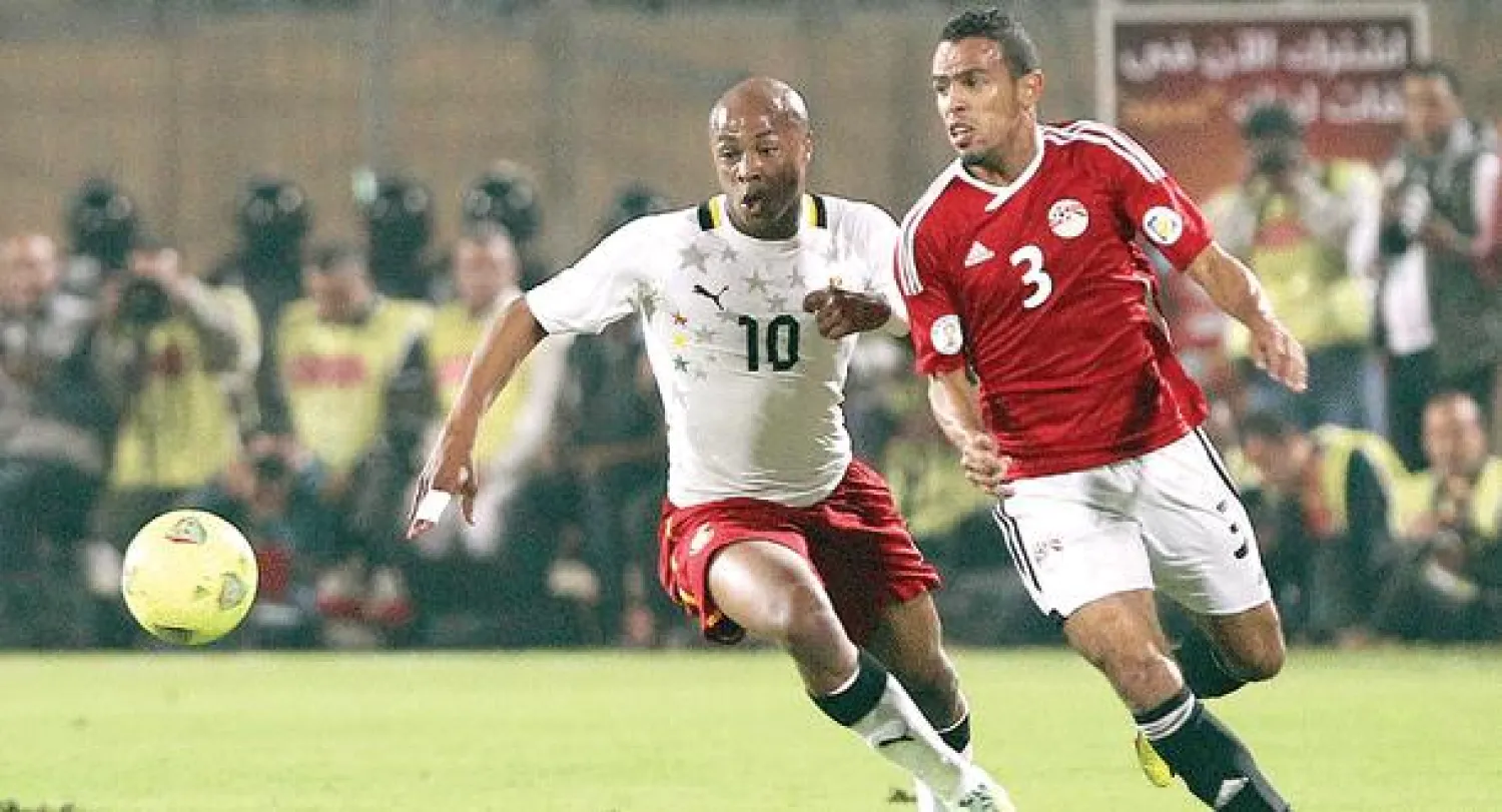 حازم إمام لاعب مصر (يمين) تخطى كثيرا مدافعي غانا لكن دون فاعلية في التهديف (إ.ب.أ)