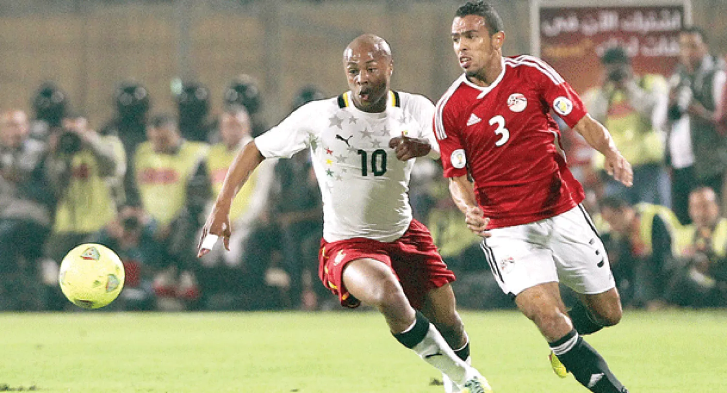 حازم إمام لاعب مصر (يمين) تخطى كثيرا مدافعي غانا لكن دون فاعلية في التهديف (إ.ب.أ)