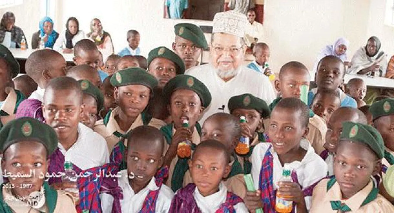 السميط متوسطا أطفالا أفارقة خلال جولاته في القارة السمراء