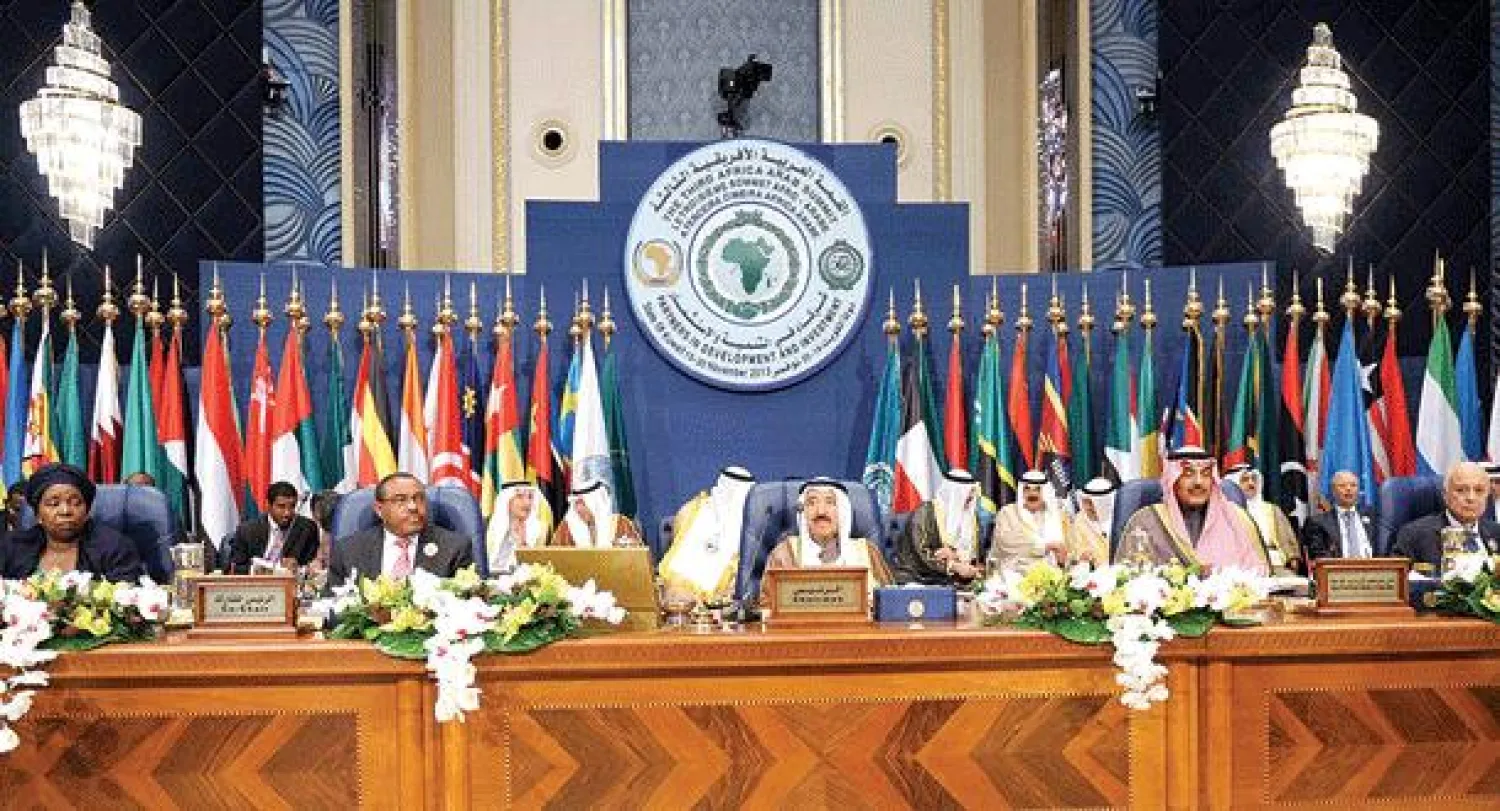 أمير الكويت ورئيس الاتحاد الأفريقي ووزير الخارجية الكويتي وأمين الجامعة العربية ورئيس مفوضية الاتحاد الأفريقي على منصة الرئاسة (رويترز)
