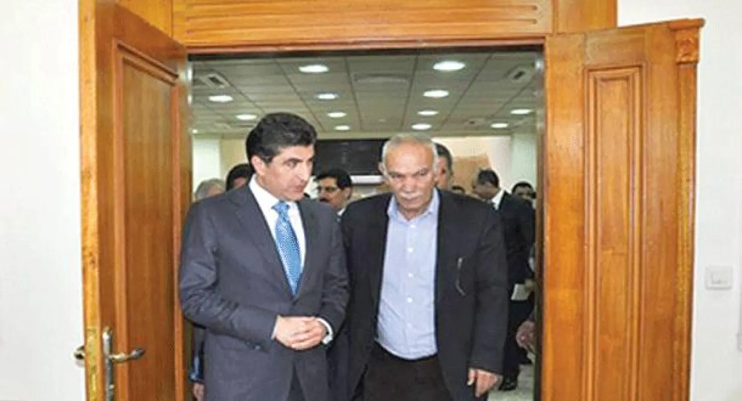 صورة من موقع «ئاوينه» الكردي لرئيس وزراء كردستان المكلف نيجيرفان بارزاني لدى لقائه زعيم حركة التغيير نوشيروان مصطفى في السليمانية مساء أول من أمس