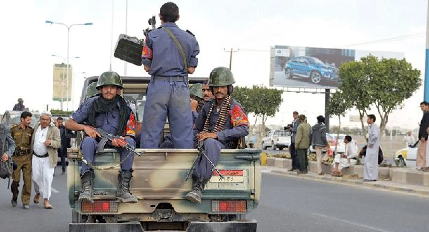 دورية للجيش اليمني في  العاصمة صنعاء أمس (إ ب أ)