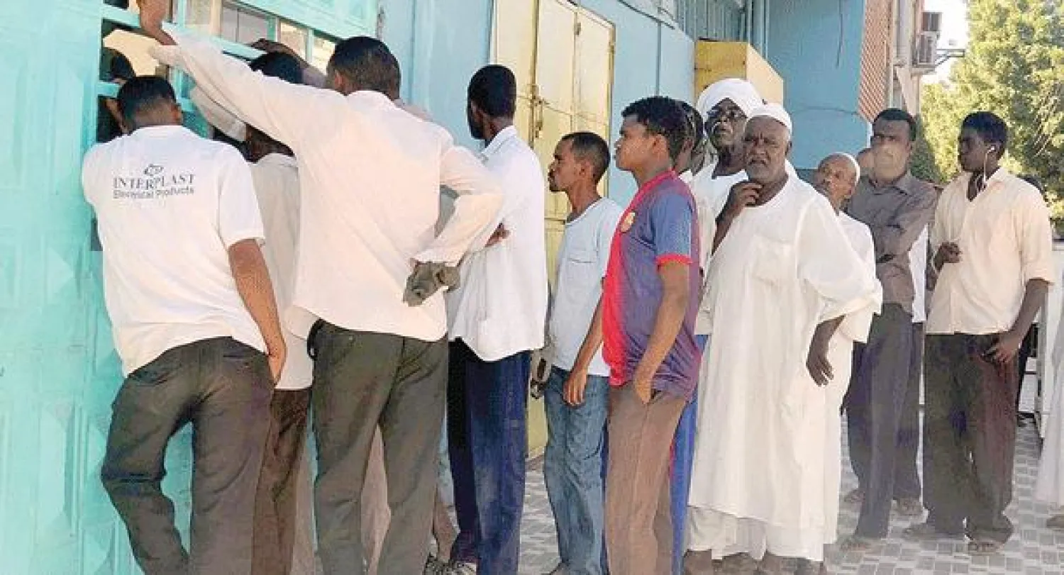 سودانيون يقفون في طابور لشراء الخبز من مخبز في الخرطوم أمس (أ.ف.ب)