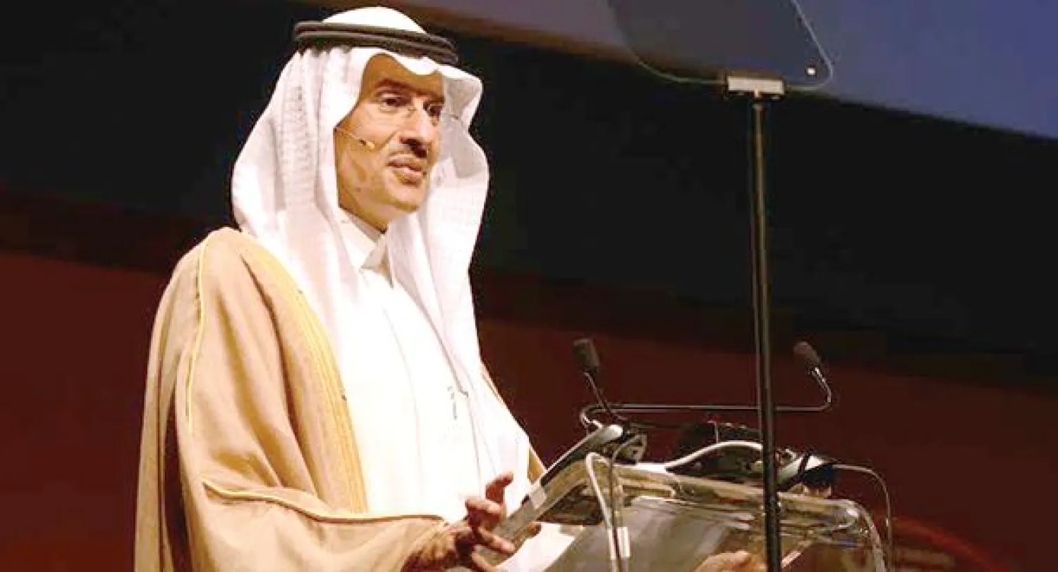 الأمير عبد العزيز بن سلمان خلال مؤتمر جيبكا أمس في دبي («الشرق الأوسط»)