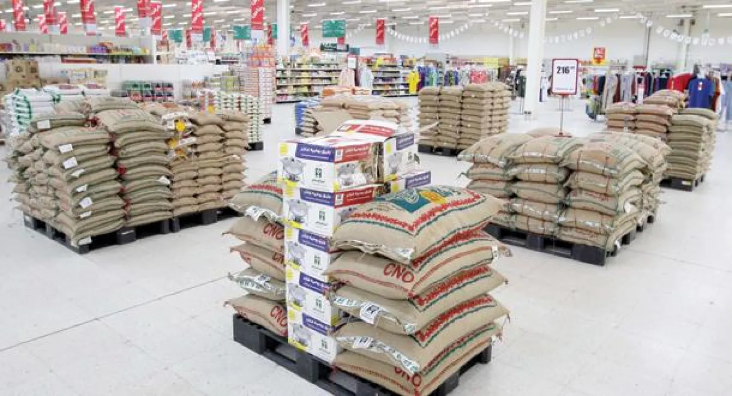 أكياس أرز معروضة للبيع في أحد المحلات السعودية ({الشرق الأوسط})