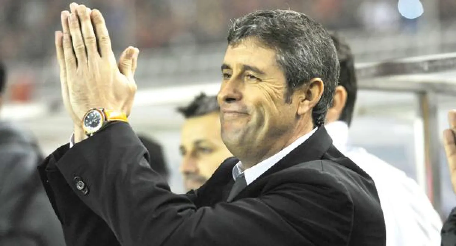 لوبيز كارو يحيي لاعبي الأخضر بعد مباراتهم أمام الصين