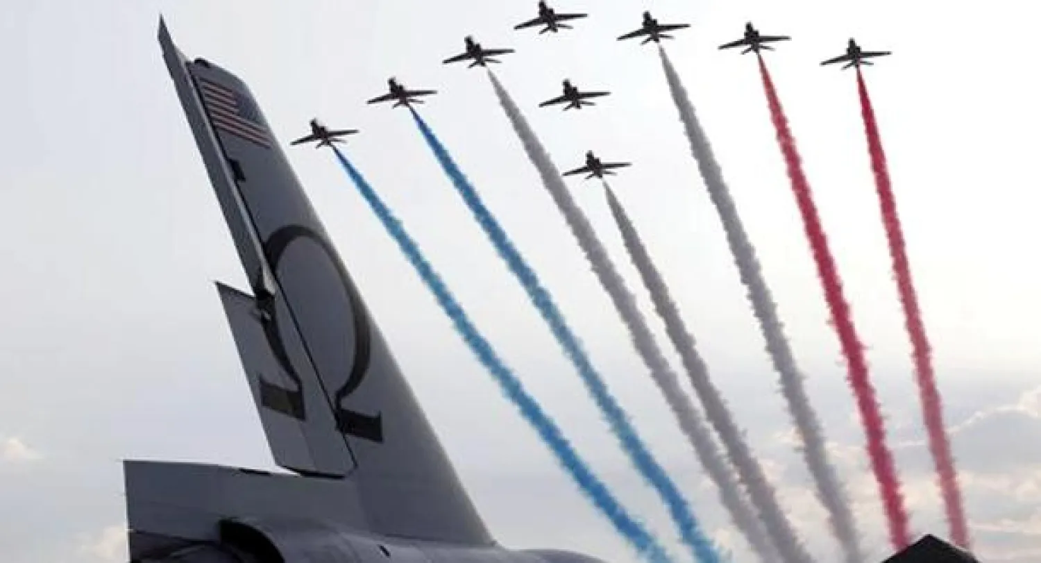 جانب من عرض جوي أقيم على هامش معرض دبي للطيران (أ.ف.ب)