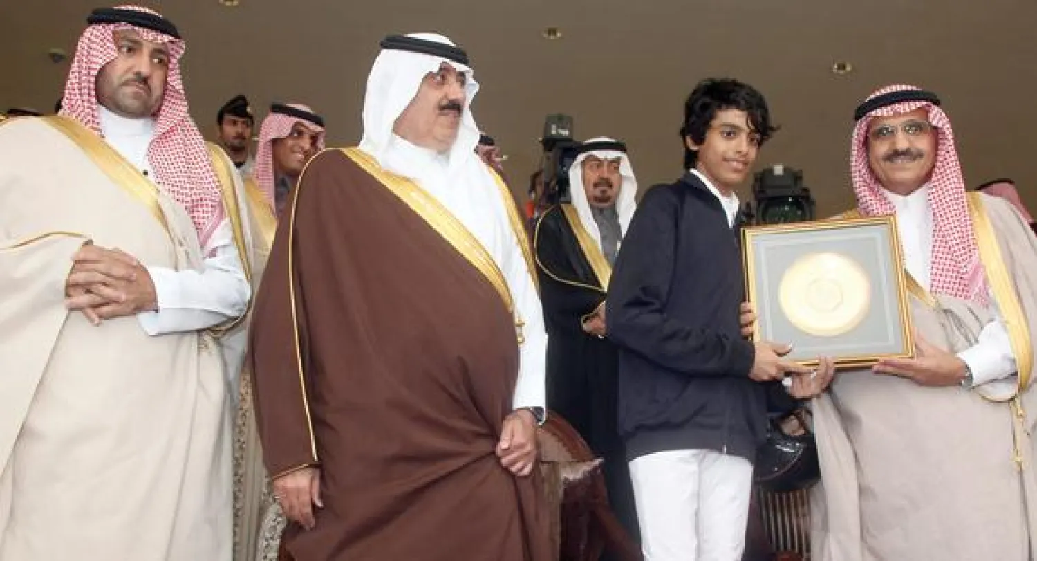 الأمير خالد بن بندر يسلم أحد الفرسان الصغار جائزة الفوز بحضور الأمير متعب بن عبد الله وتركي بن عبد الله