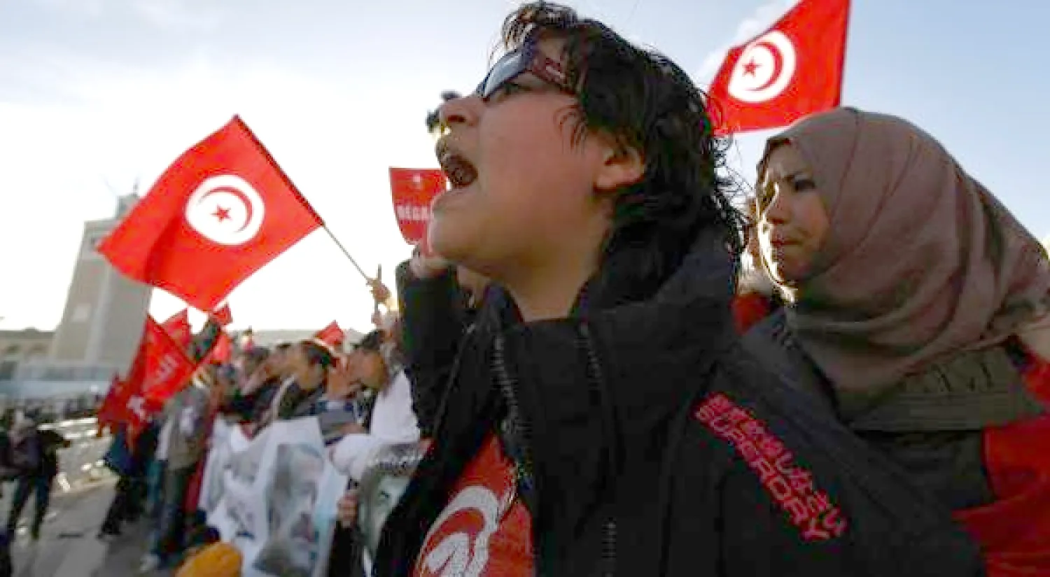 أبرز مسببات ثورة التونسيين تمثل في الوضع الاقتصادي الذي يختفي وسط الأزمة السياسية والاعتداءات الإرهابية التي شهدتها البلاد (رويترز)