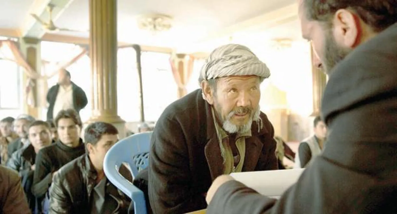 أفغاني يسجل نفسه بمسجد في كابل للمشاركة في الانتخابات الأفغانية المقبلة (أ.ب)