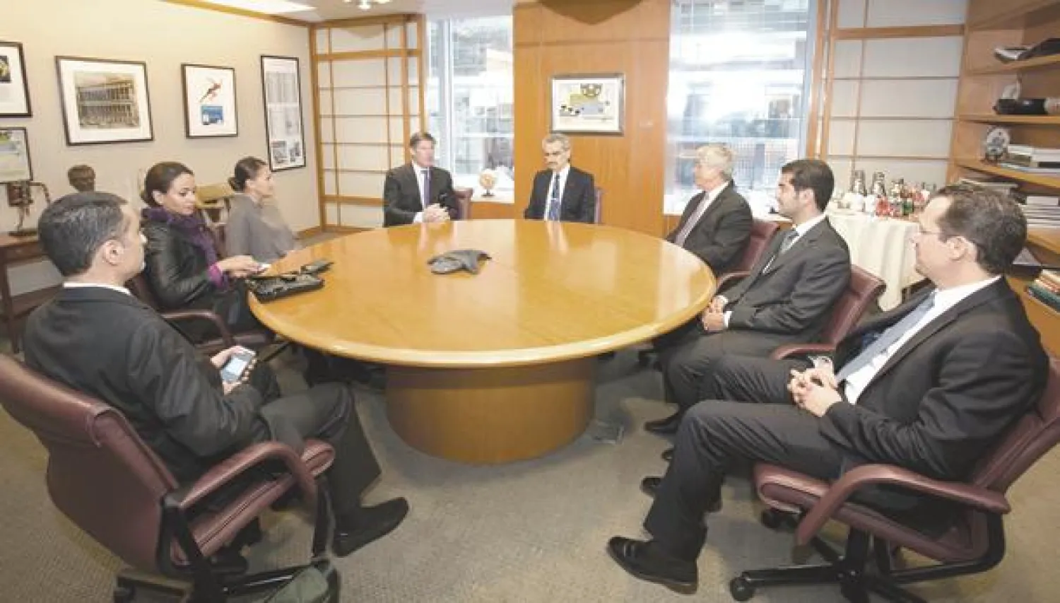 الأمير الوليد (في الوسط) مستمعا للرئيس التنفيذي لـ«سيتي غروب» («الشرق الأوسط»)