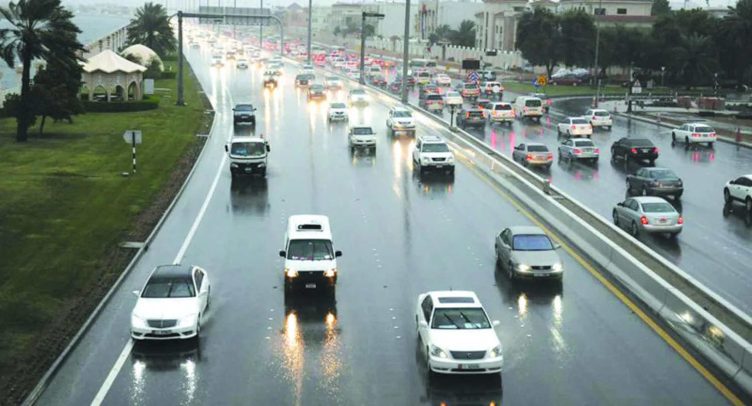 «الأمطار» تغلق معرض دبي للطيران وتعطل المدارس في الإمارات