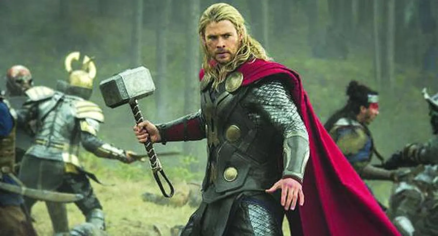 بالمطرقة.. كريس همسوورث في «ثور: العالم الداكن»