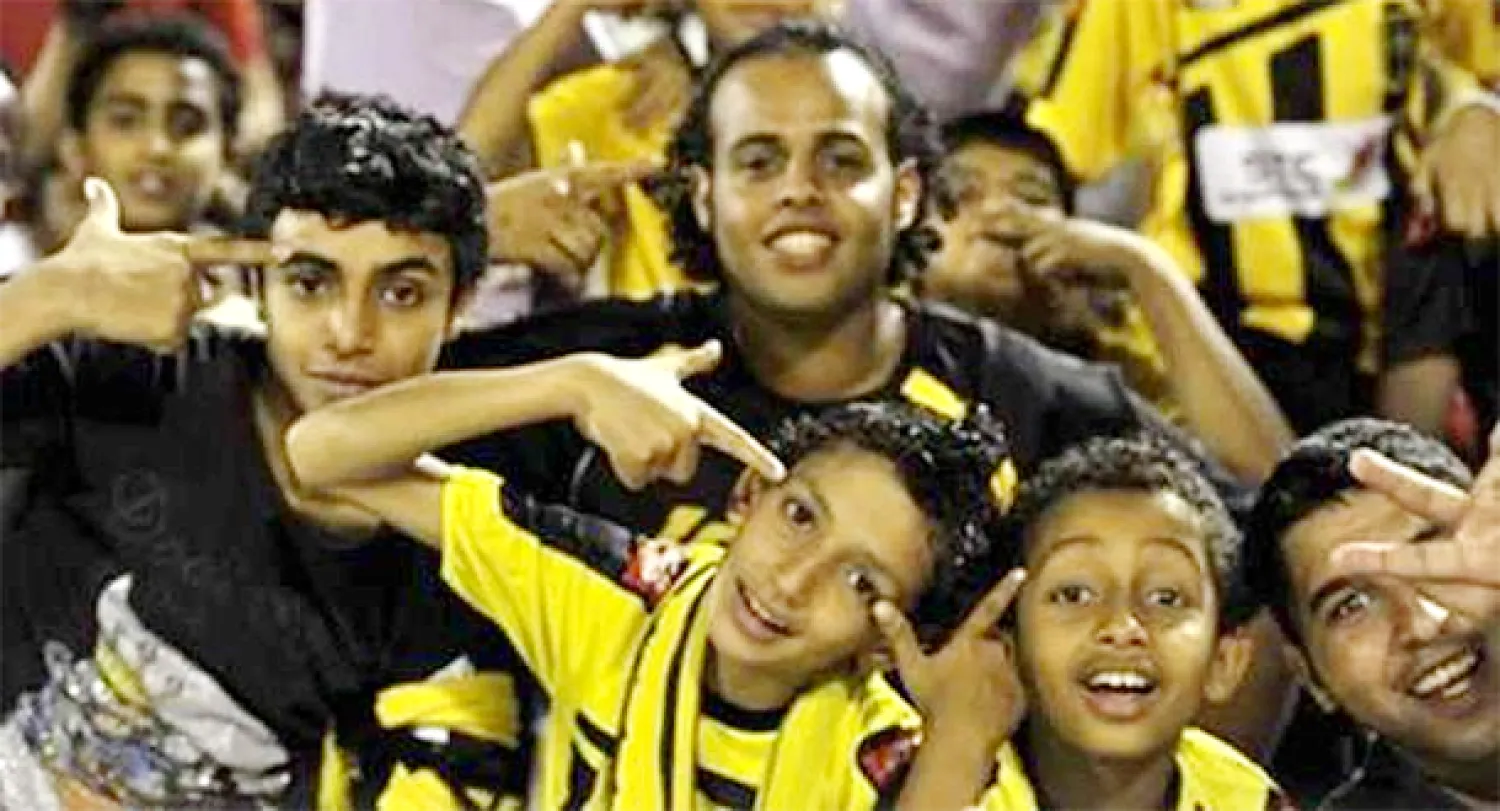 جماهير نادي الاتحاد تعاقب بتغريم ناديها مائة ألف ريال بسبب قذف الحكم بعبوات المياه والأحذية