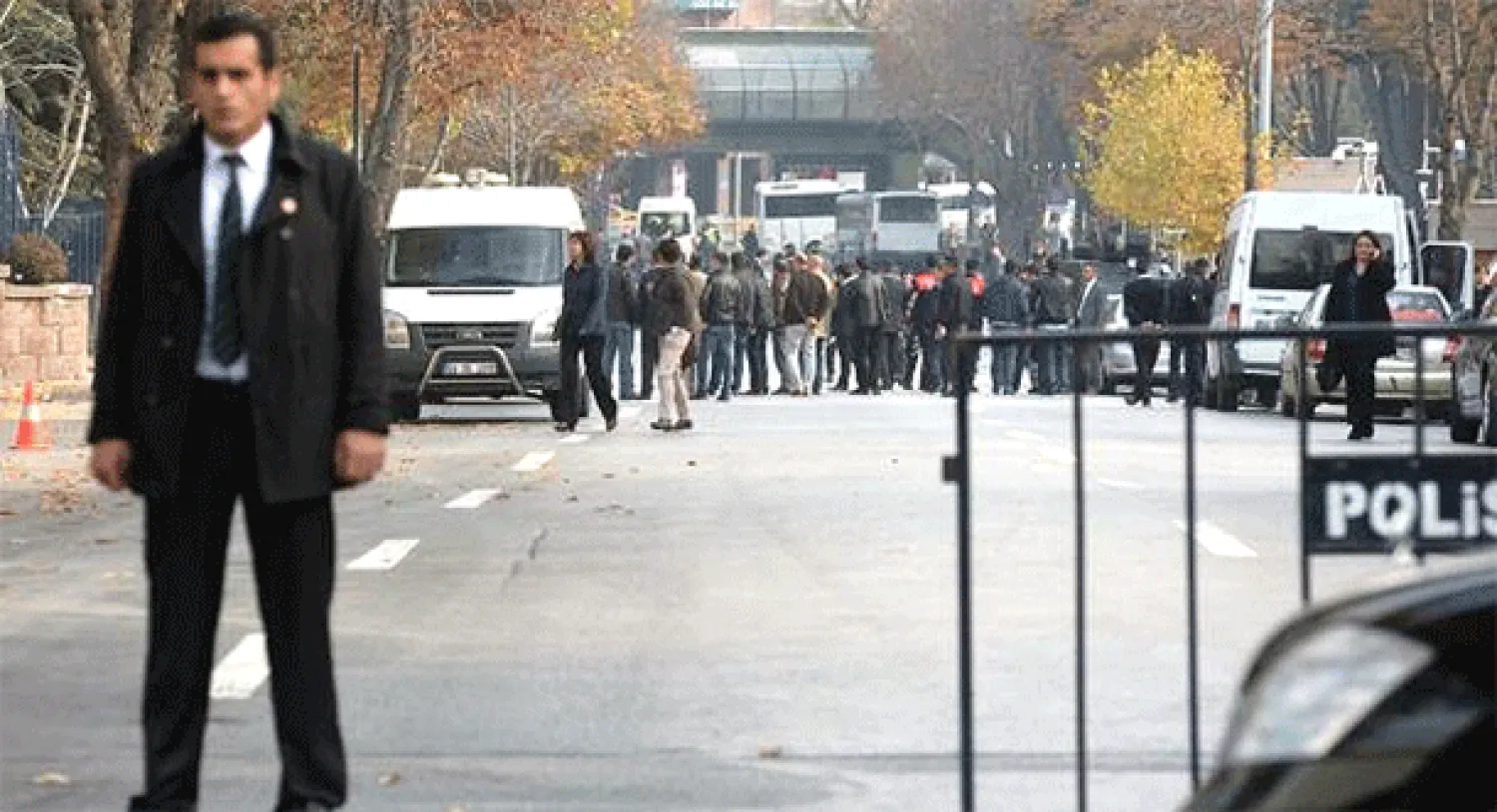 الطوق الأمني الذي حاول المشتبه فيه اختراقه قرب مكتب رئيس الوزراء التركي في أنقرة اليوم (أ ف ب)
