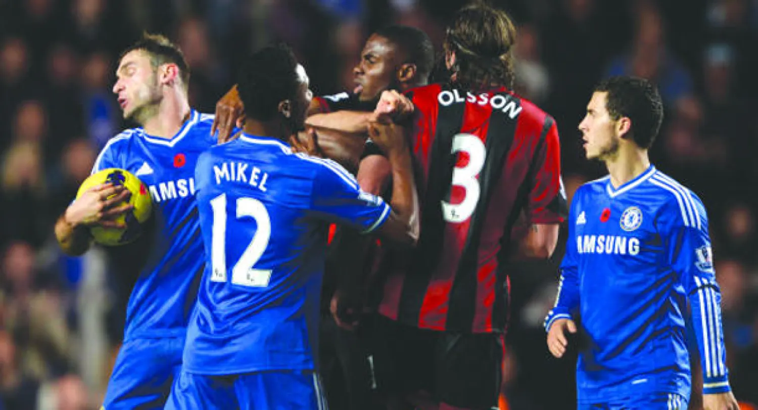 جدل بين لاعبي ويست بروميتش وتشيلسي عقب احتساب الحكم ركلة جزاء مثيرة للجدل (رويترز)