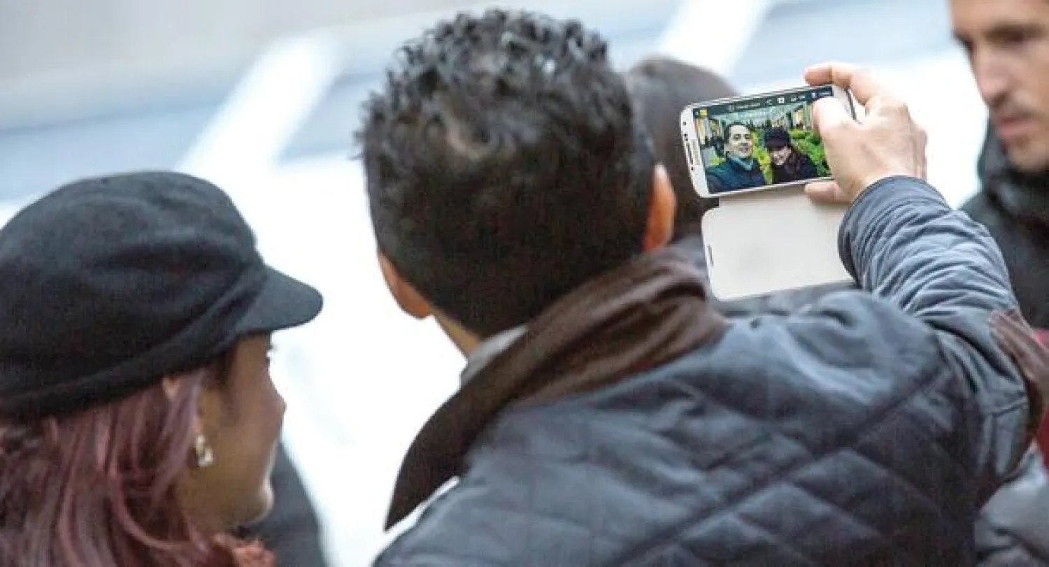 قاموس أكسفورد العريق الذي يرتب الكلمات الجديدة في اللغة الإنجليزية  أعلن أن الكلمة الفائزة هي: «سيلفي» (ذاتي) (أ.ف.ب)