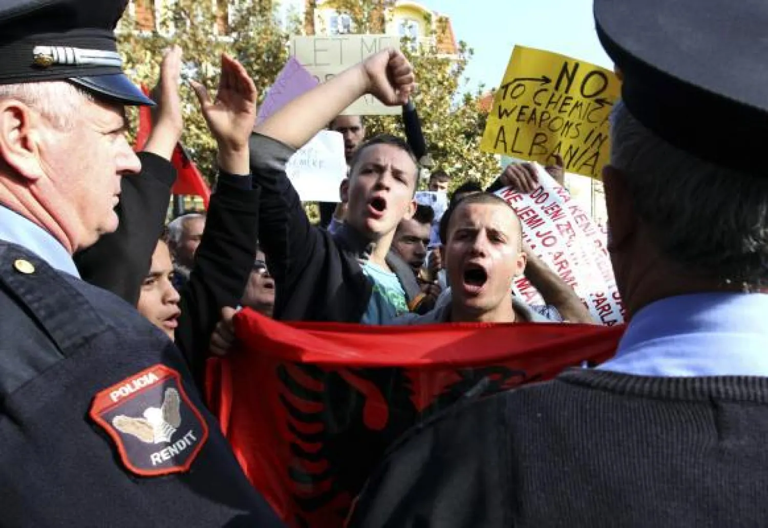 جانب من الاحتجاجات الشعبية المناوئة لتدمير الأسلحة الكيميائية السورية على الأراضي الألبانية (رويترز)