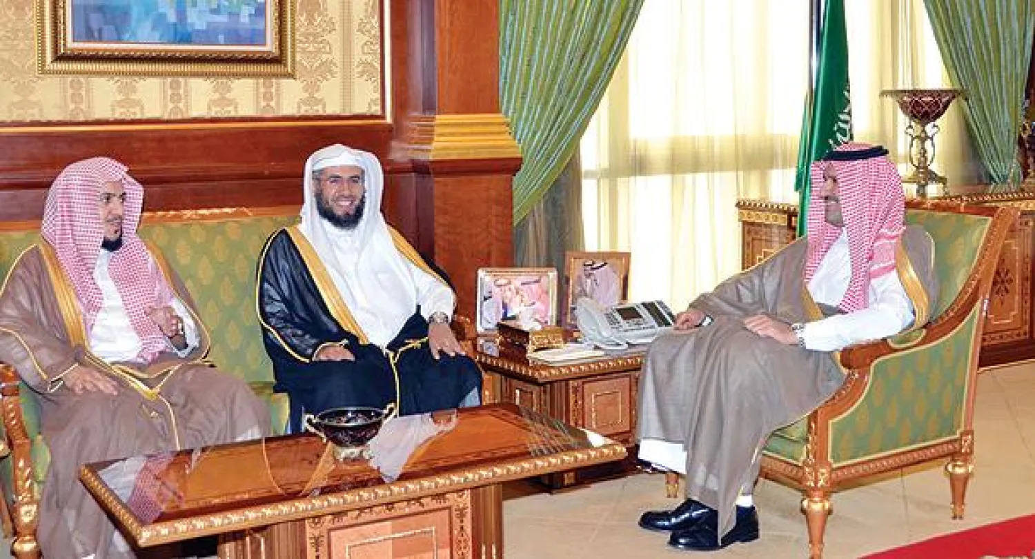 الأمير فيصل بن سلمان لدى استقباله رئيس وأعضاء مجلس إدارة الجمعية العلمية السعودية للقرآن الكريم وعلومه (واس)