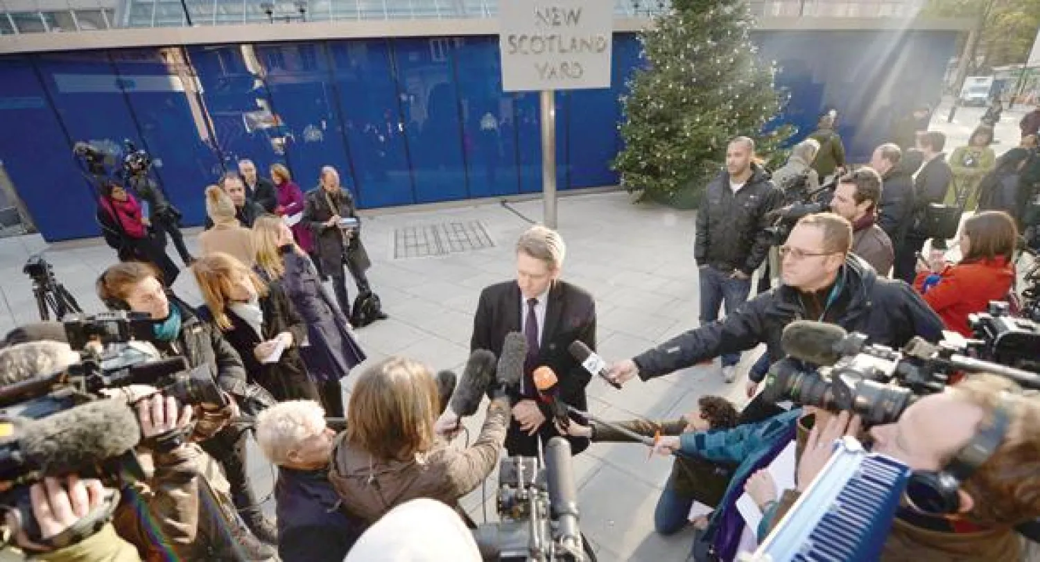 ضابط الشرطة كفين هايلاند خلال المؤتمر الصحافي في لندن بعد تحرير النساء من بيت عشن فيه قسرا لمدة 30 سنة (إ.ب.أ)