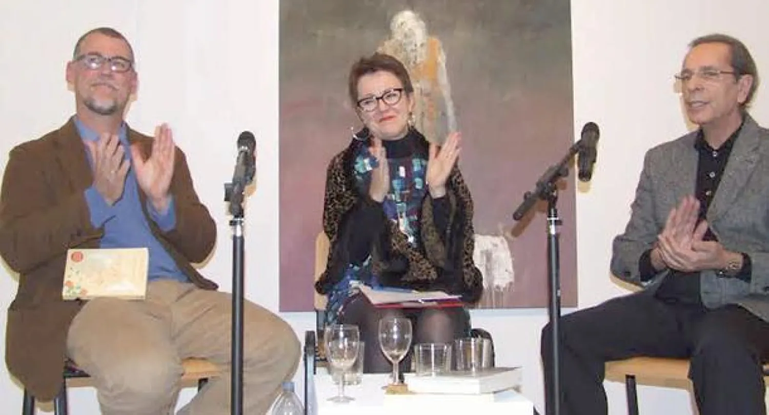 روزي غولد سميث بين إليوت كولا (إلى يمينها) والزميل ربعي المدهون لحظة اختتام الندوة