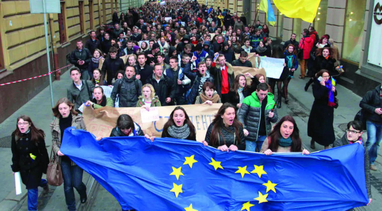 طلاب ينظمون مسيرة مؤيدة للتعاون مع أوروبا في مدينة لفيف الأوكرانية أمس (رويترز)