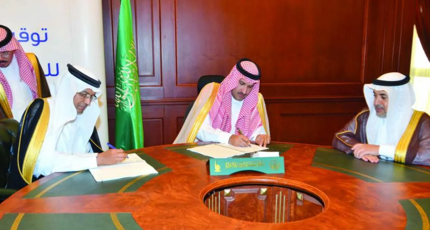الأمير فيصل بن سلمان لدى توقيعه اتفاقية تحويل المدينة المنورة إلى مدينة ذكية بمقر إمارة المنطقة (واس)
