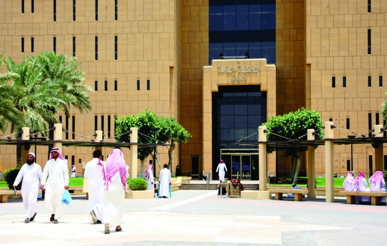 مراجعون أمام المحكمة العامة في الرياض الأسبوع الماضي (تصوير: أحمد فتحي) 