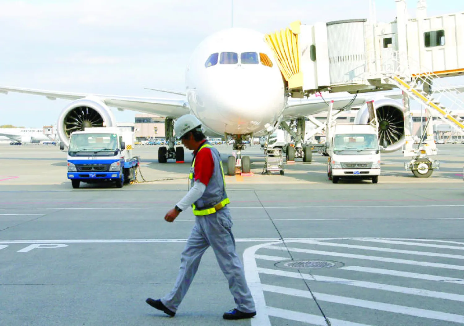 شركات الطيران توخت الحذر وأوقفت استخدام طائرات «بوينغ» بمحركات «جنرال إلكتريك» على وجهات معينة (رويترز)