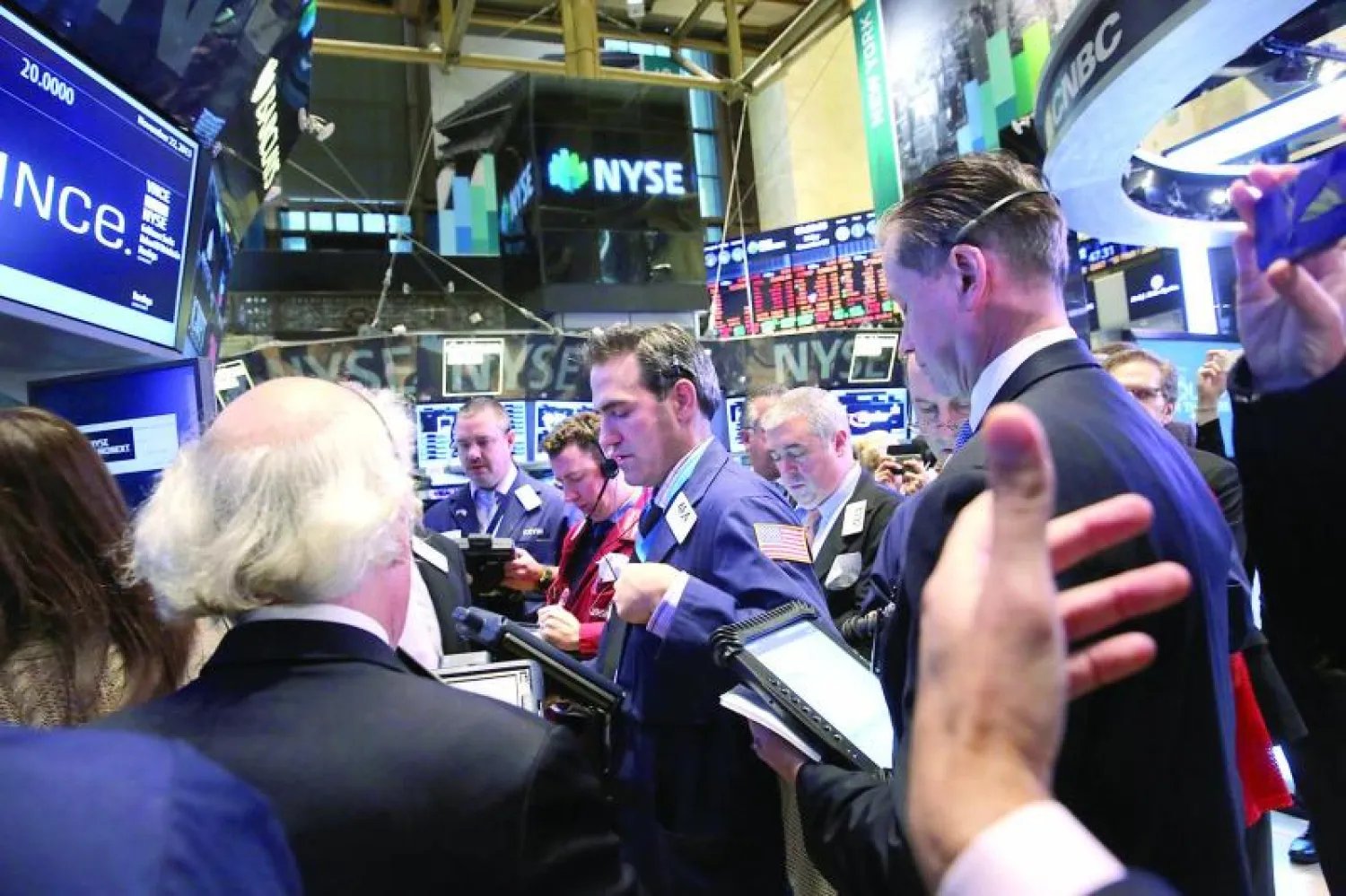 مؤشر «داو جونز» تخطى حاجز 16 ألف نقطة التاريخي (أ.ف.ب)