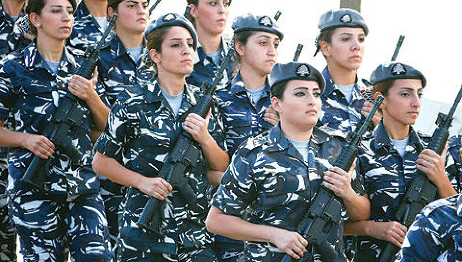 جنديات لبنانيات يشاركن في عرض عسكري رمزي احتفالا بذكرى الاستقلال الـ70، الذي حضره الرئيس اللبناني ميشال سليمان، وكبار المسؤولين، في العاصمة بيروت أمس (رويترز)