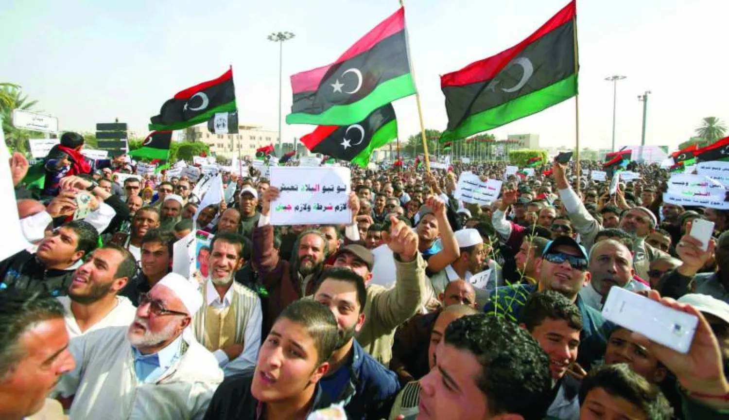 الآلاف يحتشدون في طرابلس لإجبار الميليشيات المسلحة على الرحيل