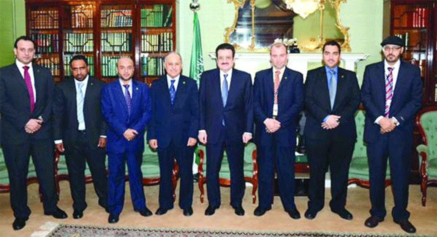 الأمير محمد بن نواف مع أعضاء الوفد