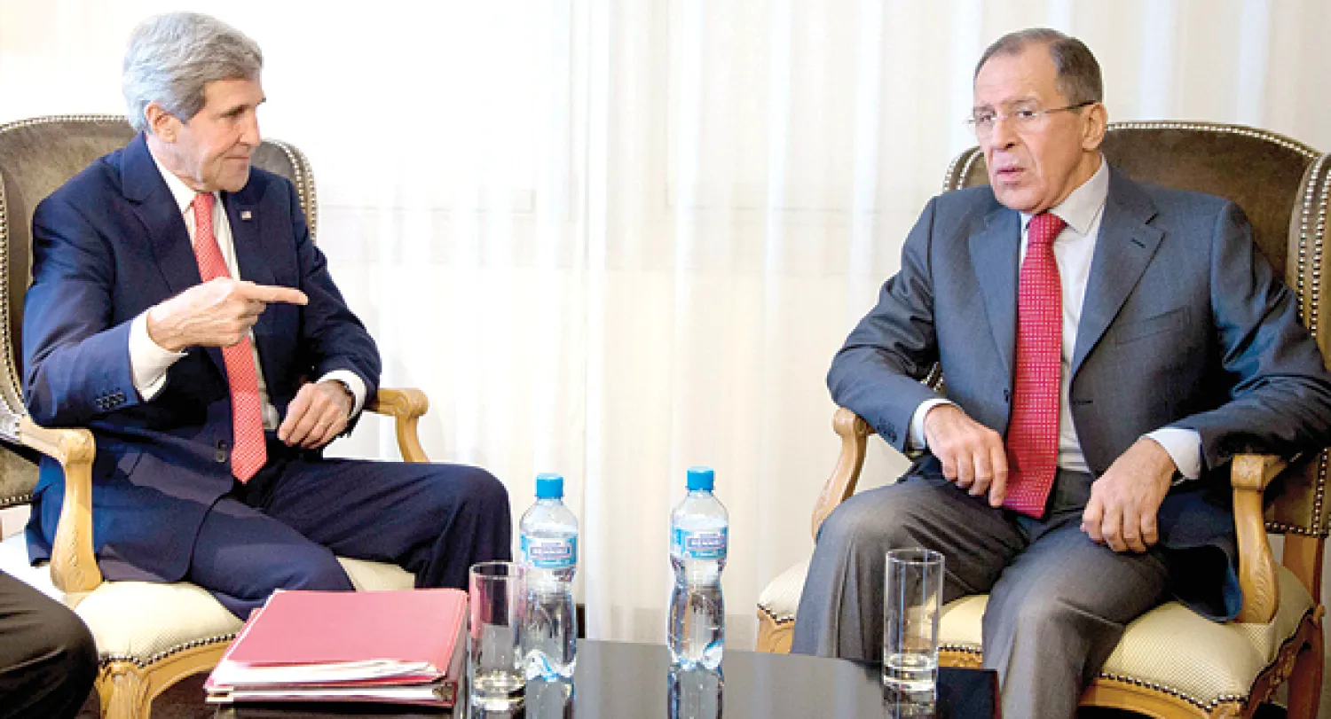 وزير الخارجية الأميركي جون كيري ونظيره الروسي سيرغي لافروف لدى لقائهما أمس قبل بدء اجتماعات جنيف حول الملف النووي الإيراني (رويترز)