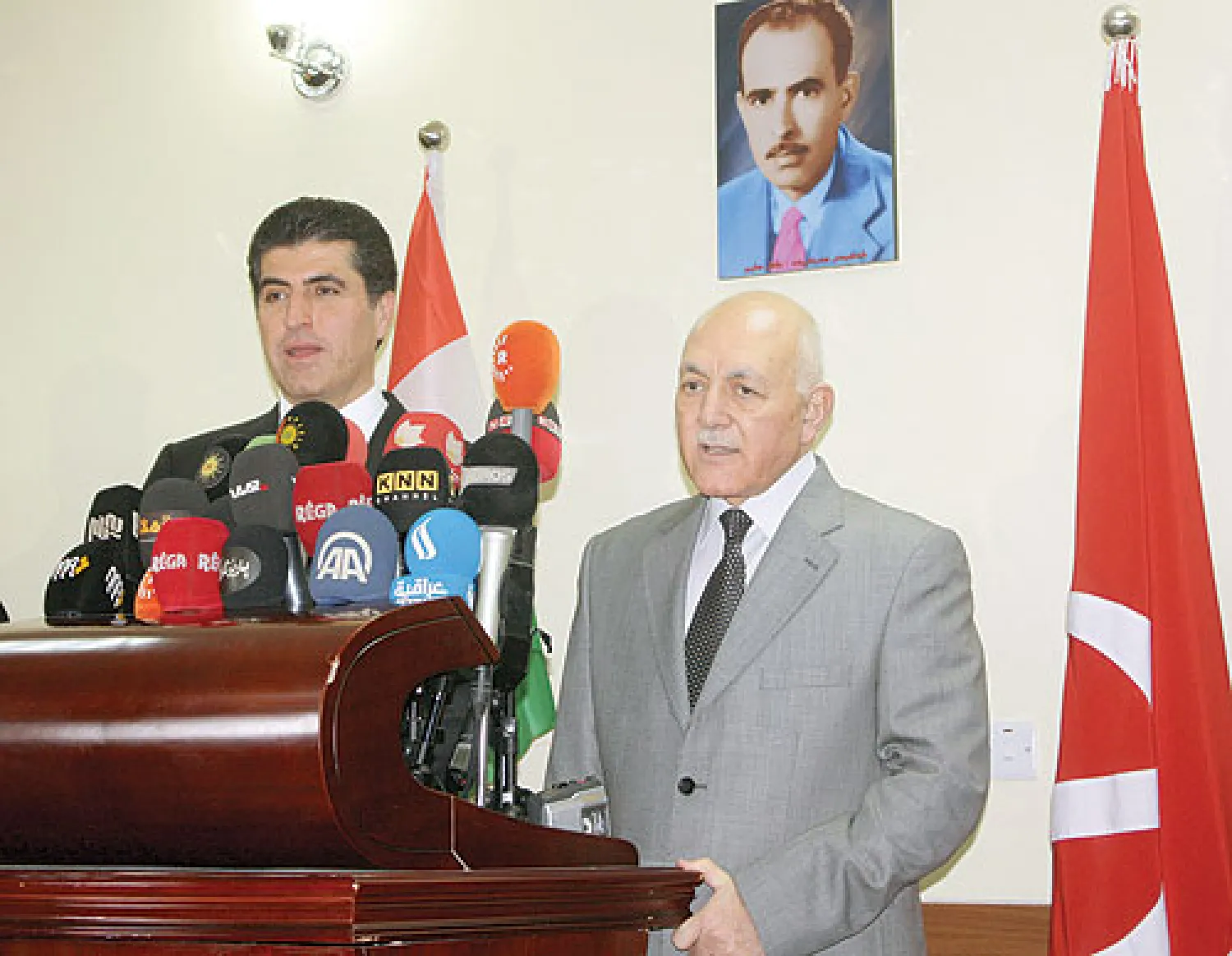 نيجيرفان بارزاني رئيس حكومة إقليم كردستان المكلف، وكمال شاكر سكرتير الحزب الشيوعي الكردستانيفي مؤتمر صحافي مشترك بأربيل، أمس («الشرق الأوسط»)