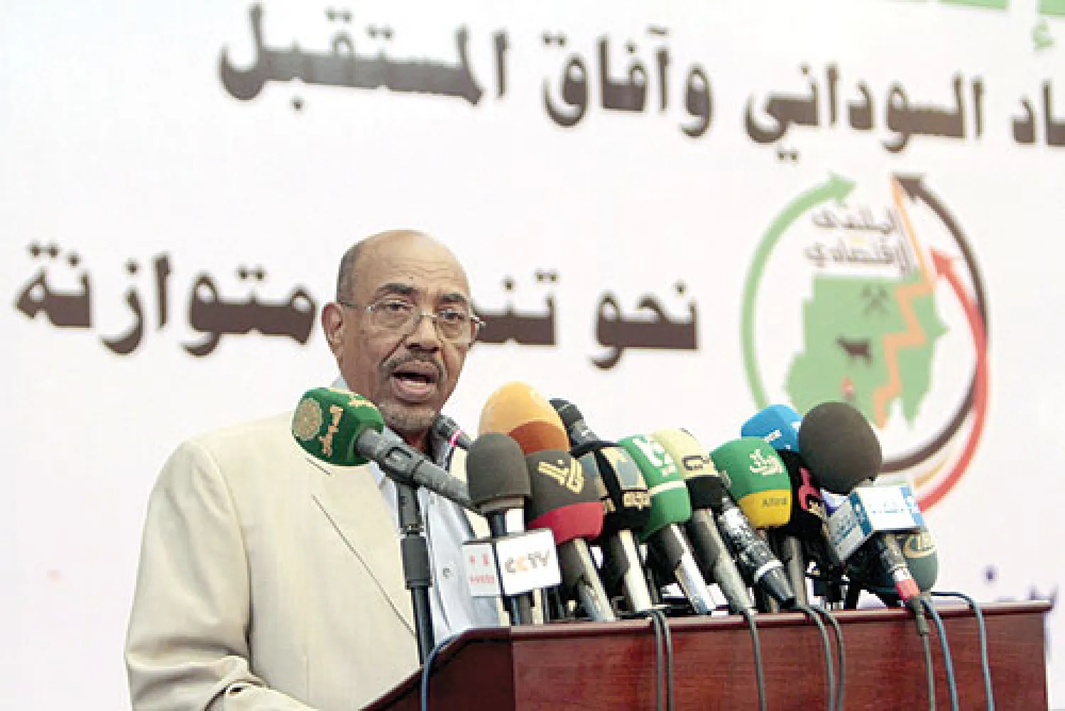 الرئيس السوداني عمر البشير يتحدث في منتدي اقتصادي بالخرطوم أمس (أ. ف.ب)