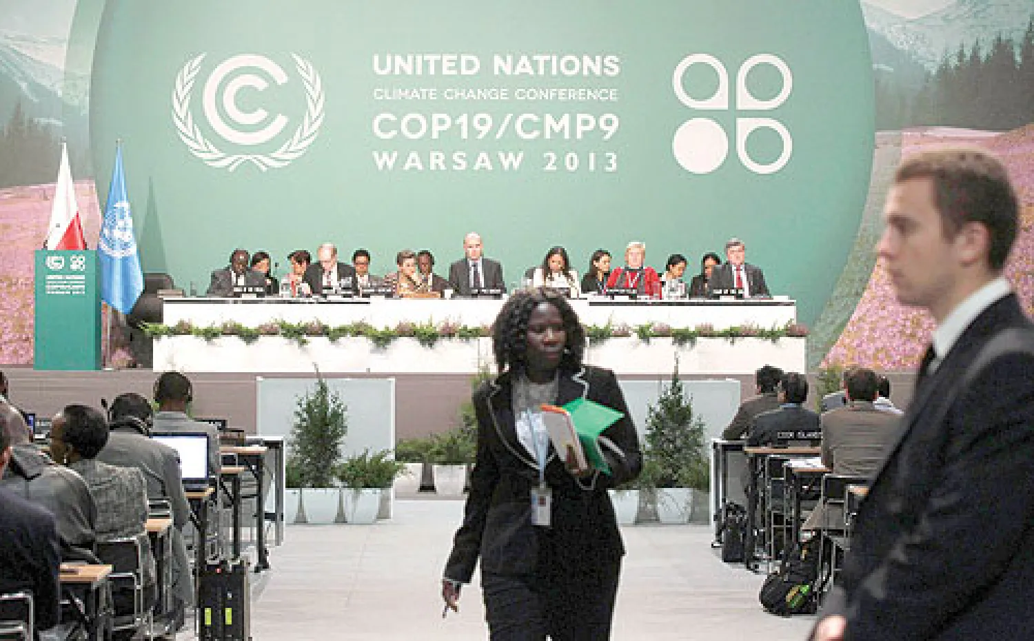 مندوبون خلال حضورهم أعمال مؤتمر الأمم المتحدة حول المناخ في وارسو الليلة قبل الماضية (رويترز)