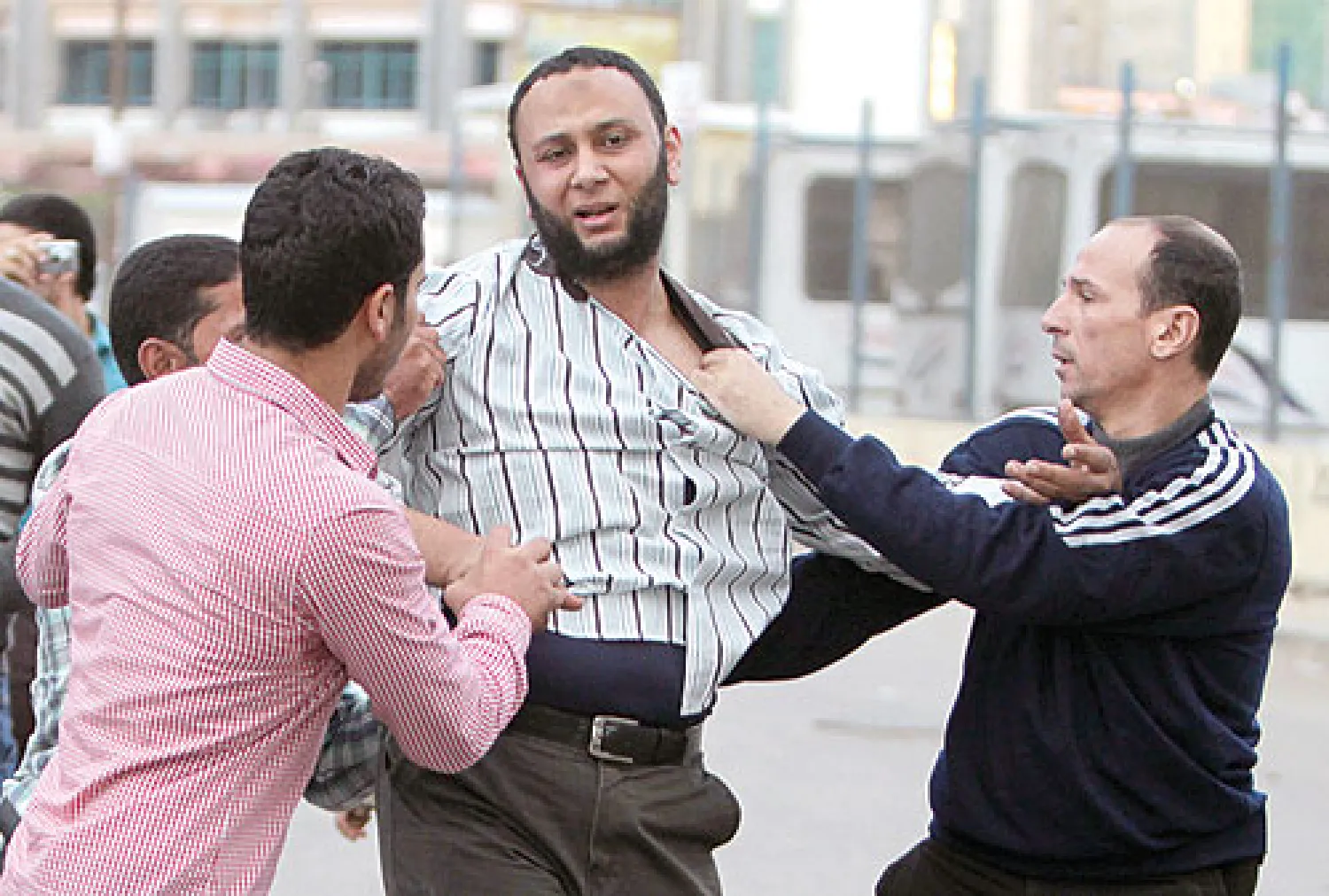 مناوشات بين مؤيدي جماعة الإخوان المسلمين ومناوئيهم في مدينة نصر مساء أول من أمس (رويترز)