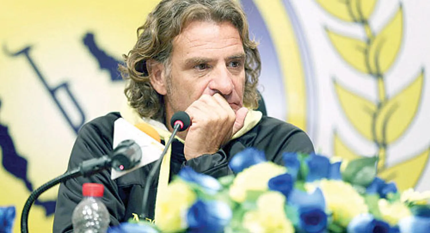 كارينيو مدرب النصر ينصت إلى سؤال أحد الإعلاميين خلال المؤتمر الصحافي (تصوير: عبد العزيز النومان)